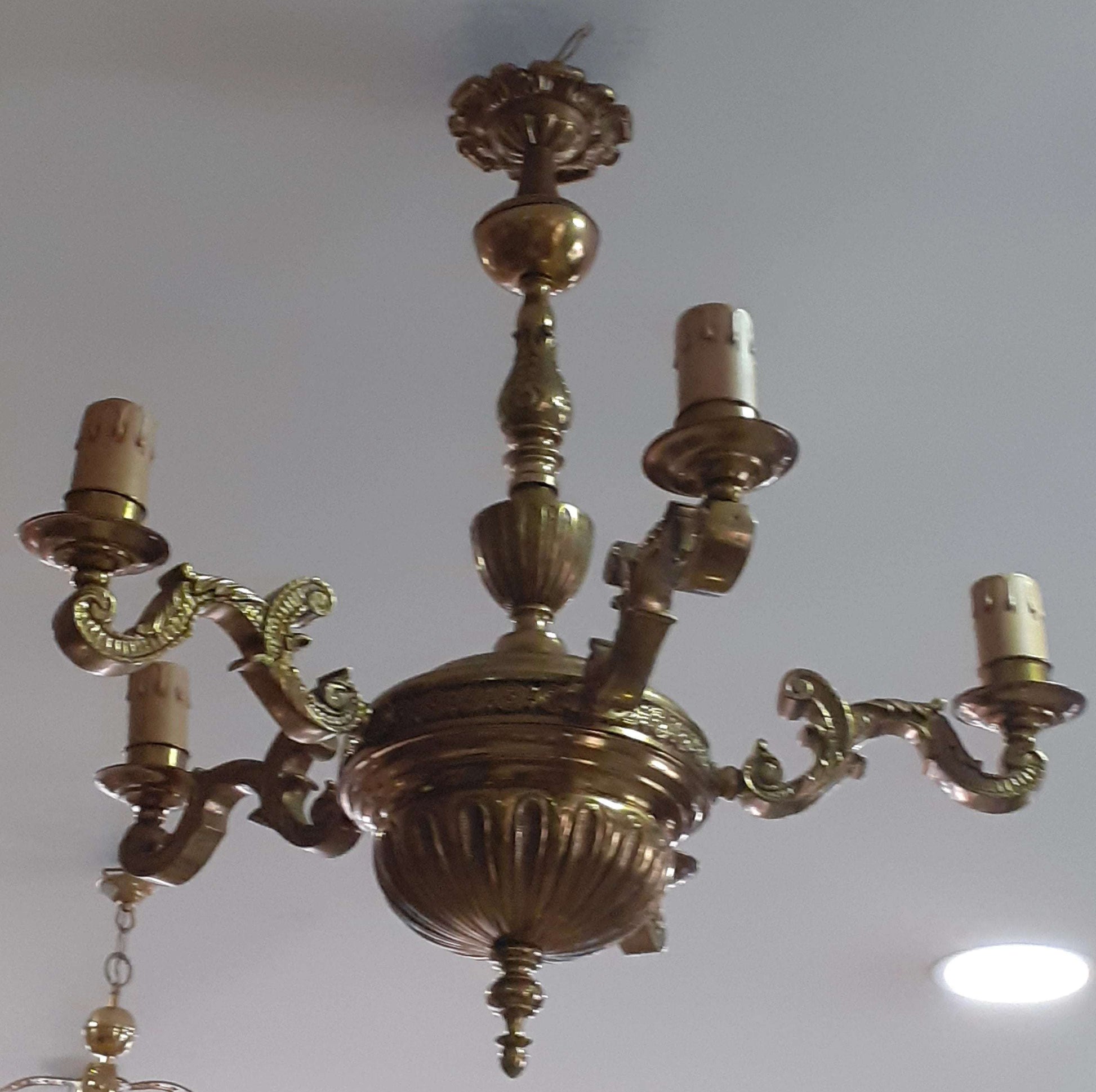 Lámpara de techo de bronce con 5 brazos - vintage, ideal para decoración clásica en salones elegantes. Diseño antiguo con acabados ornamentales.