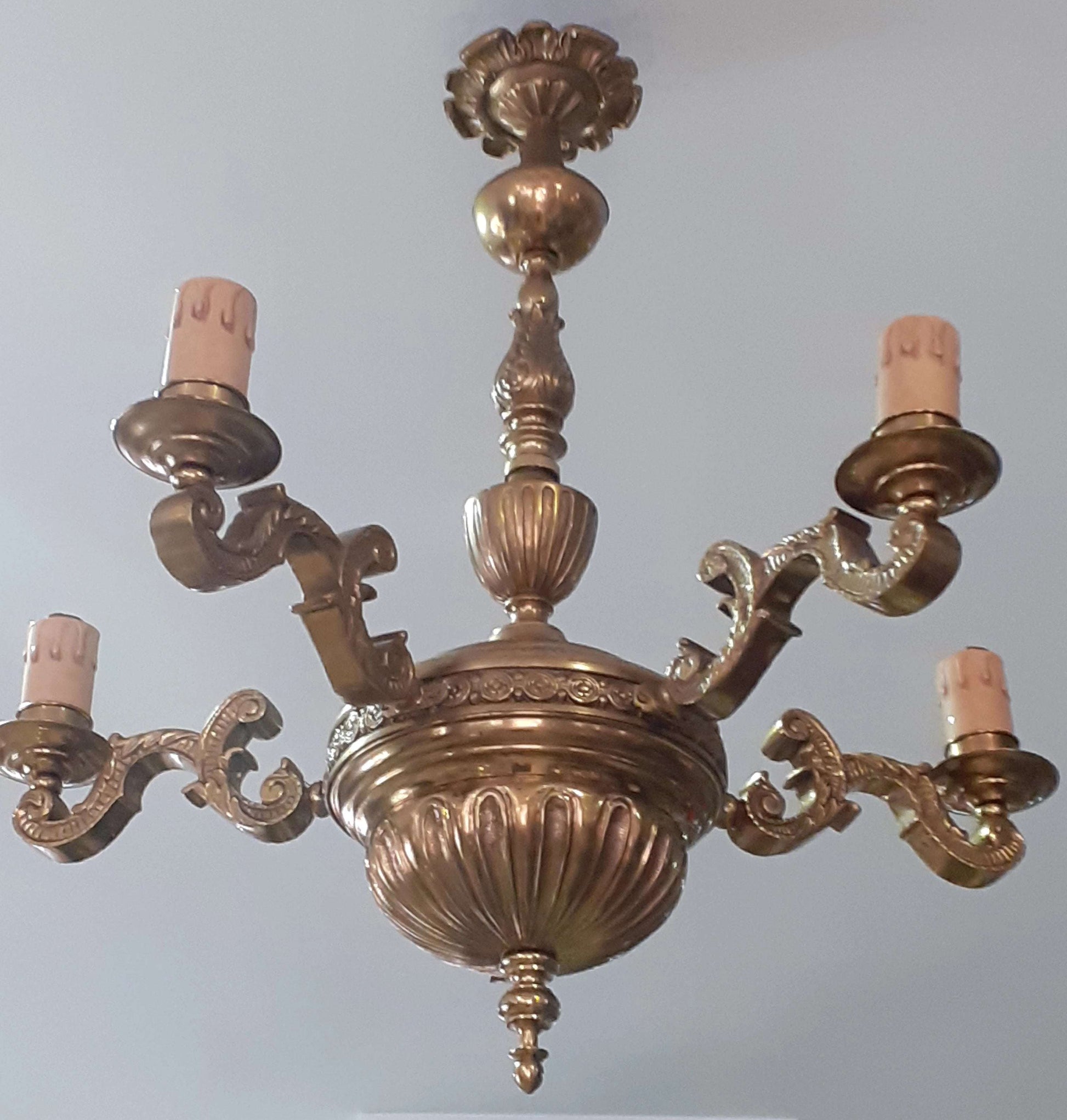 Lámpara de techo de bronce con 5 brazos - vintage, ideal para decoración clásica en interiores elegantes. Diseño antiguo con acabados detallados.