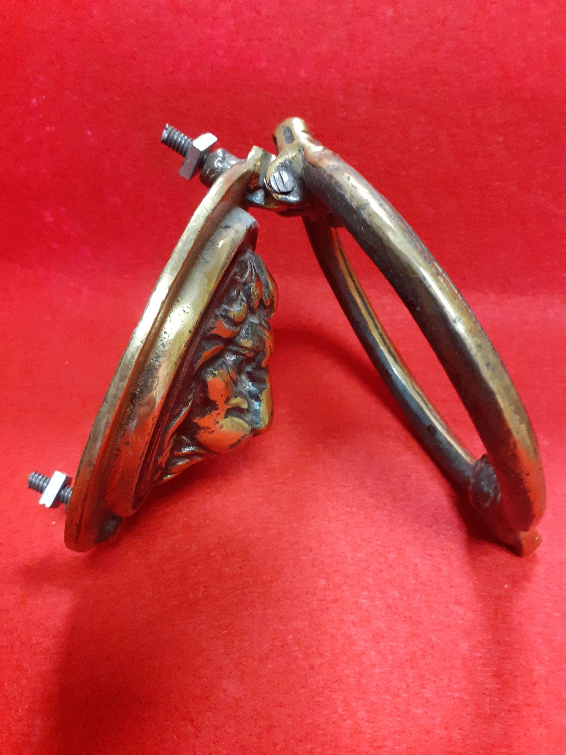 Aldaba antigua de bronce con argolla montada sobre cabeza de león, ideal para decoración de puertas con estilo clásico en Home & Garden > Decor.