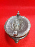 Aldaba antigua en forma de argolla con base de cabeza de león vista desde atrás, ideal para decoración de puertas clásicas en estilo vintage.
