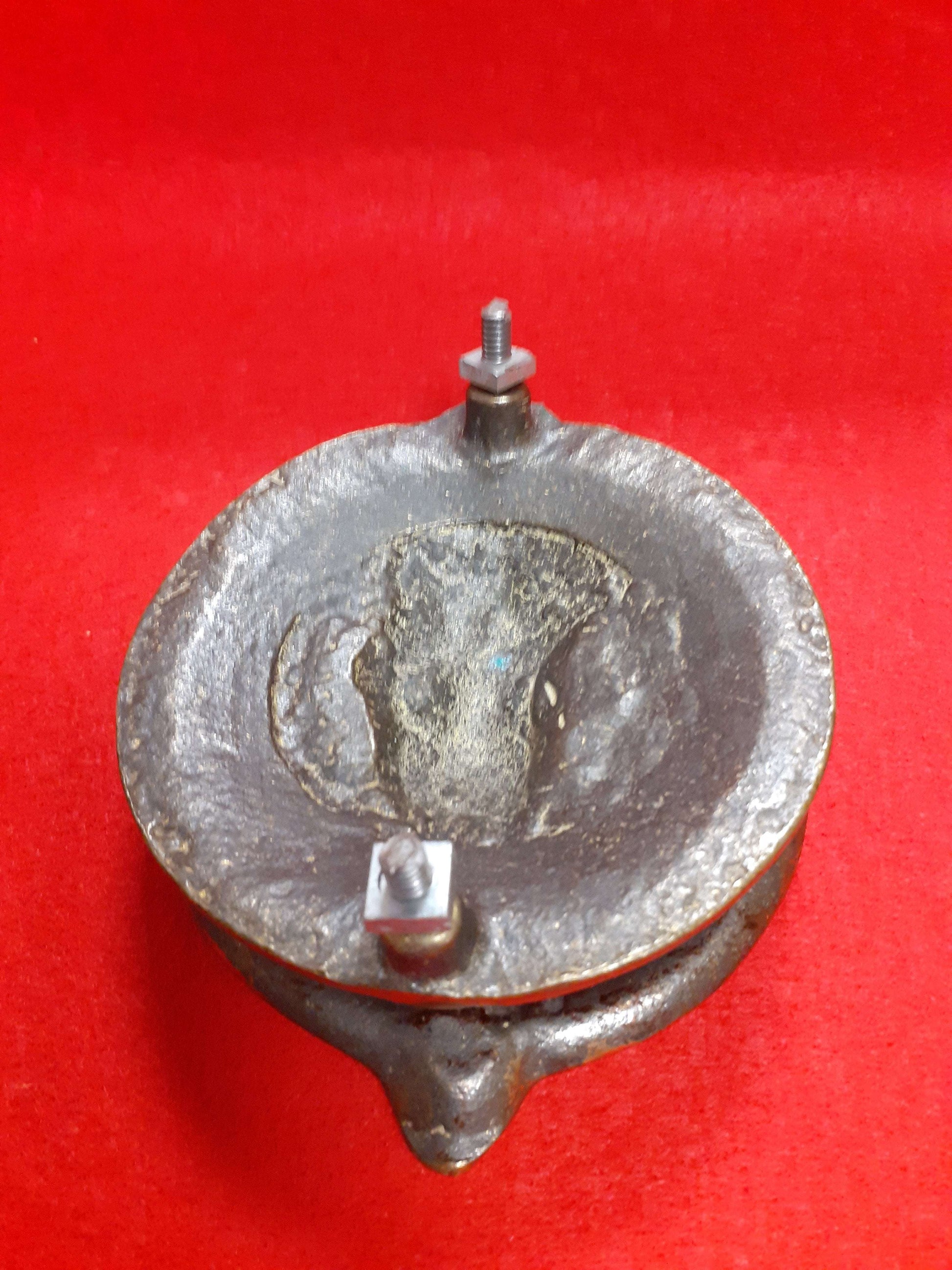 Aldaba antigua en forma de argolla con base de cabeza de león vista desde atrás, ideal para decoración de puertas clásicas en estilo vintage.