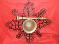 Mortero con filigranas antiguas de metal sobre fondo rojo, ideal para decoración de pared única en estilo vintage. Pieza exclusiva de almirez colgante.