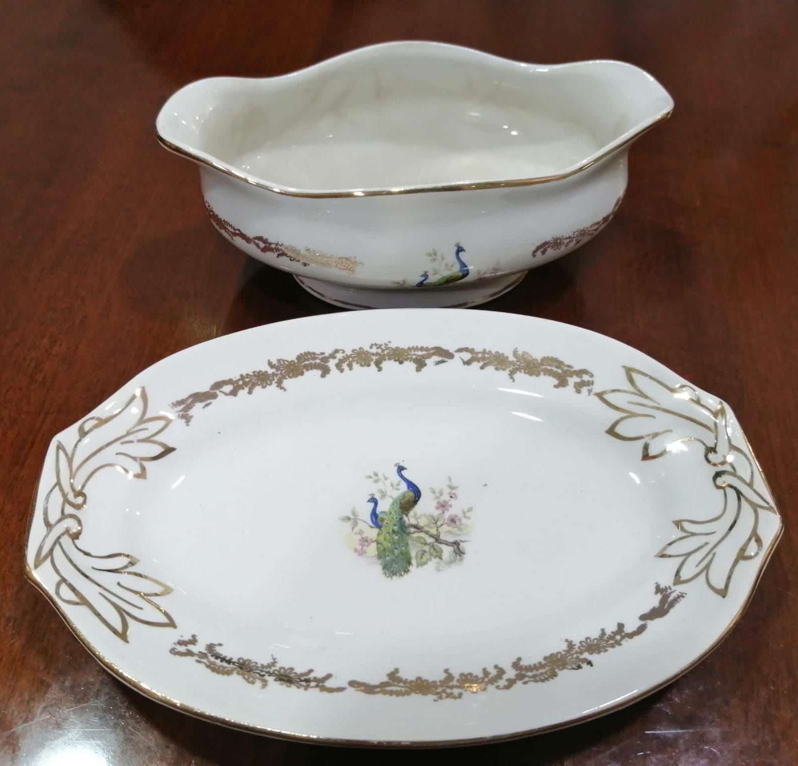 Salsera Pickman con bandeja de porcelana, diseño elegante y clásico con detalles dorados y motivo de pavo real, ideal para decoración vintage.