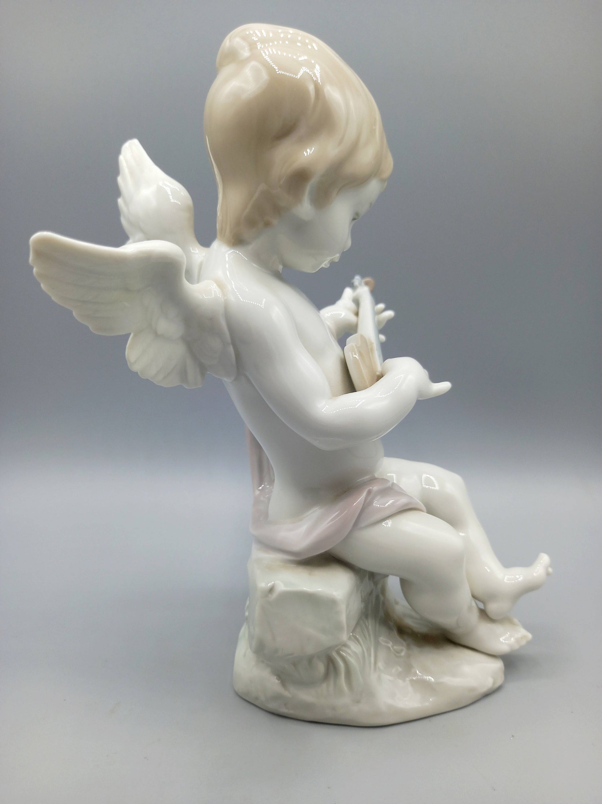 Figura Lladró Ángel con laúd vista desde el lado derecho, mostrando postura sentada y detalles en porcelana, diseño de 1987.