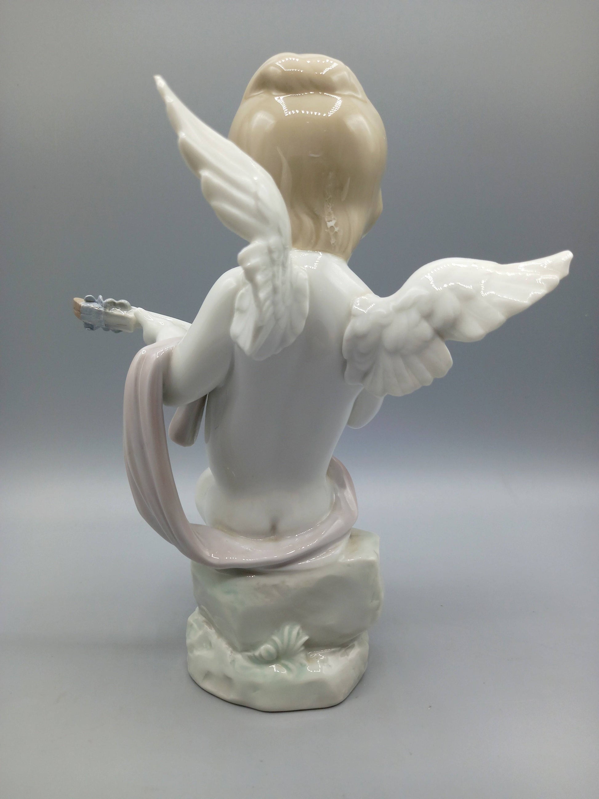 Parte trasera de la figura Lladró Ángel con laúd, con alas extendidas y acabado brillante, decoración clásica para coleccionistas.