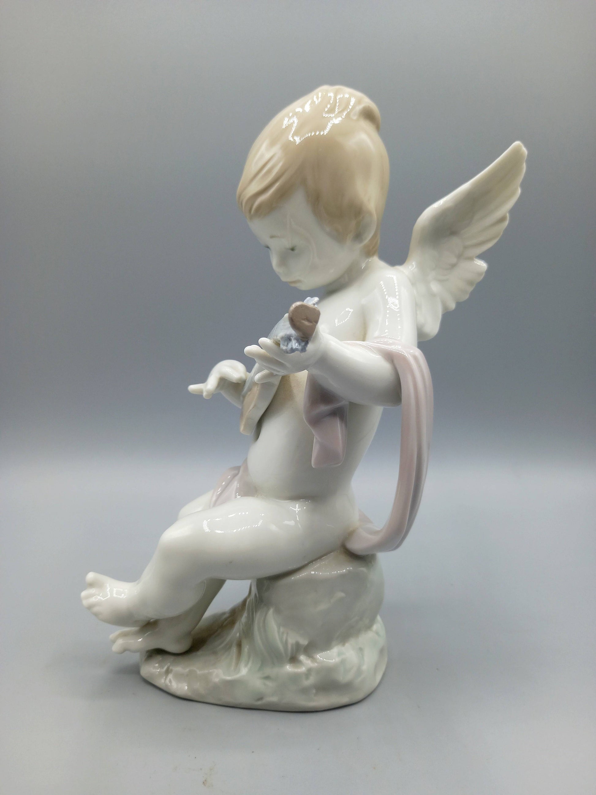 Vista lateral de la figura Lladró Ángel con laúd, mostrando detalles delicados del instrumento y alas, pieza de colección decorativa.