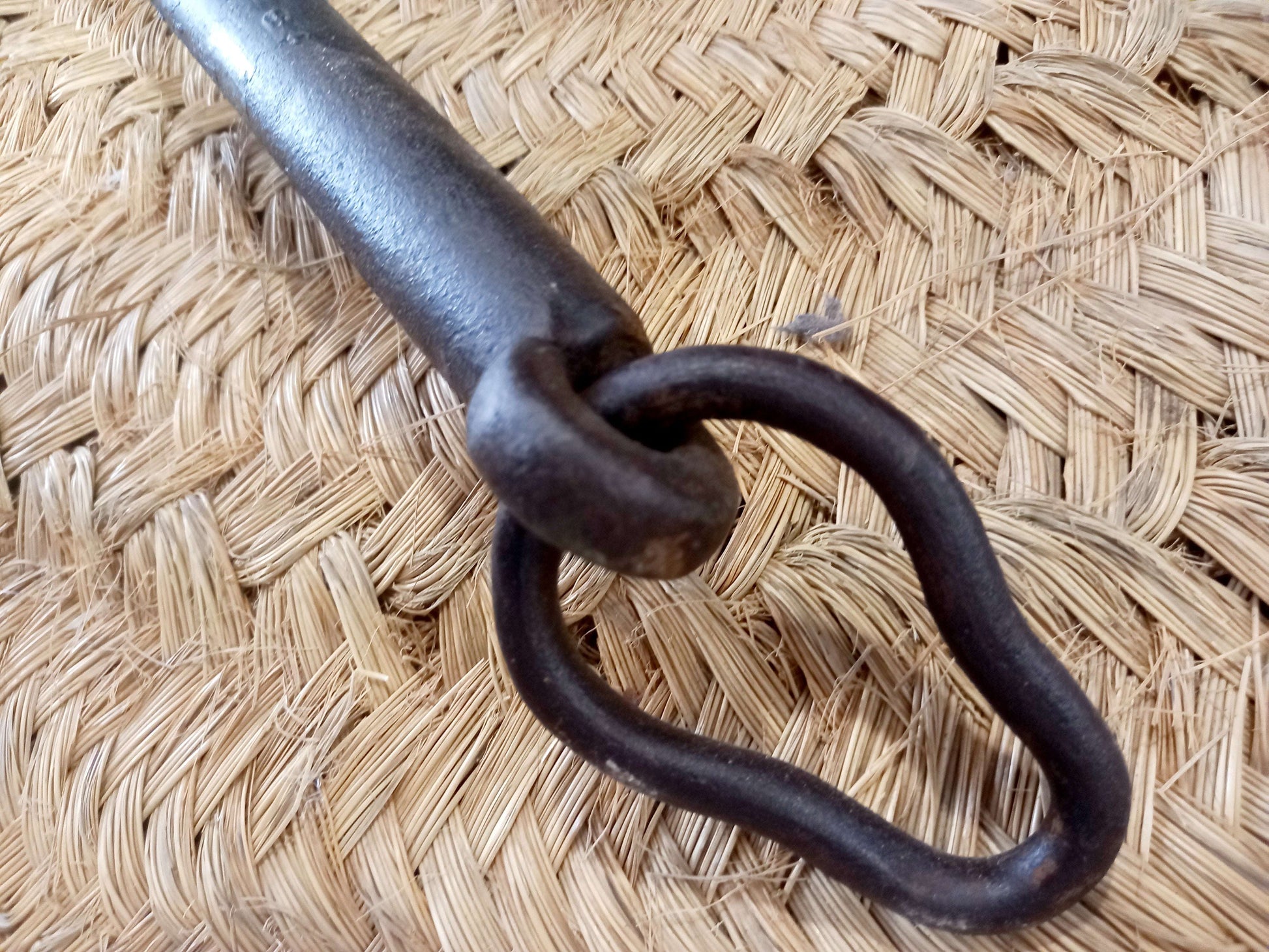 Pestillo de puerta antiguo de hierro forjado con diseño clásico, ideal para decoración rústica en el hogar. Seguridad y estilo en puertas de madera.