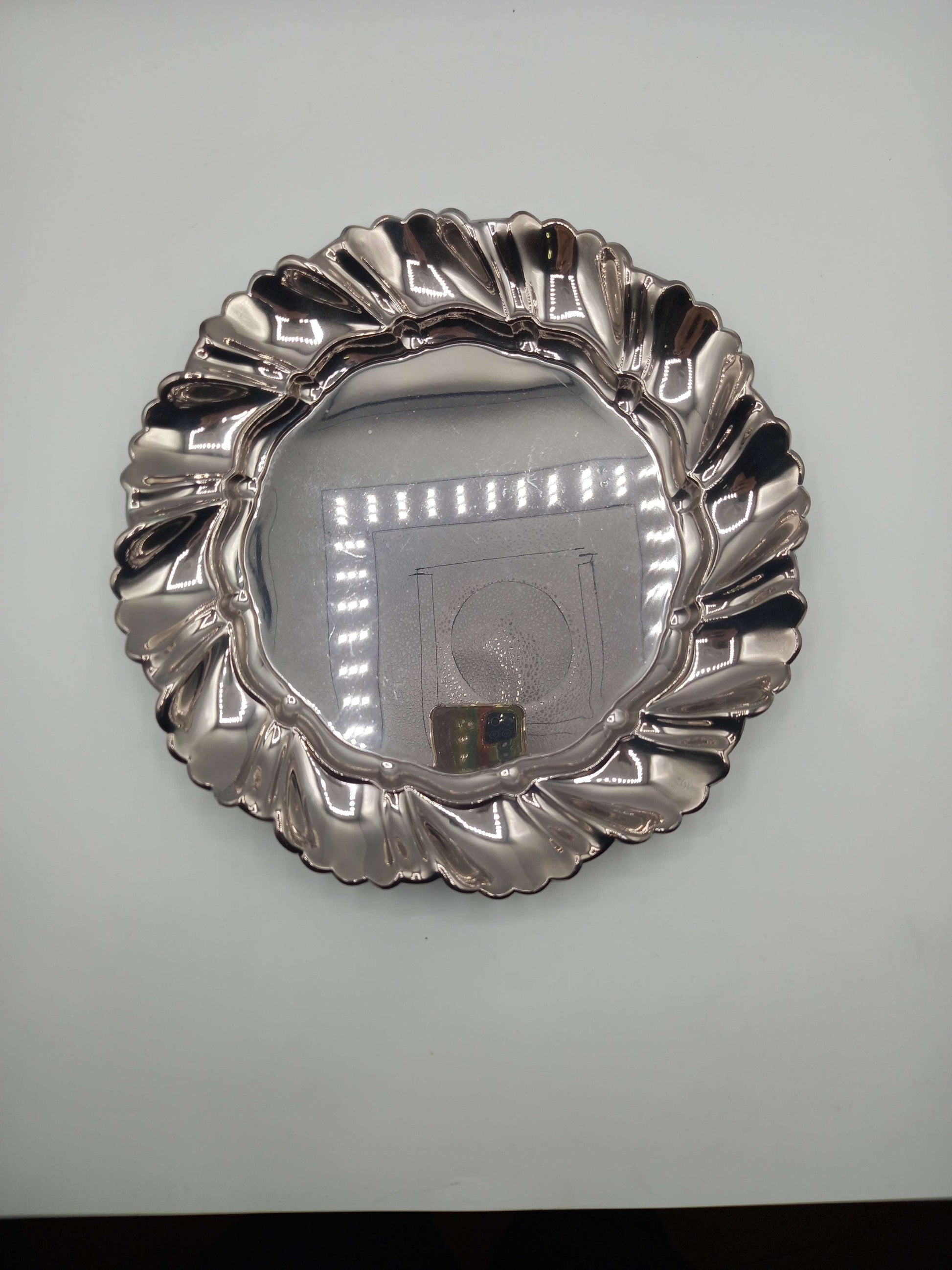 Plato decorativo de alpaca con acabado brillante y diseño elegante, perfecto para centros de mesa o soporte funcional.