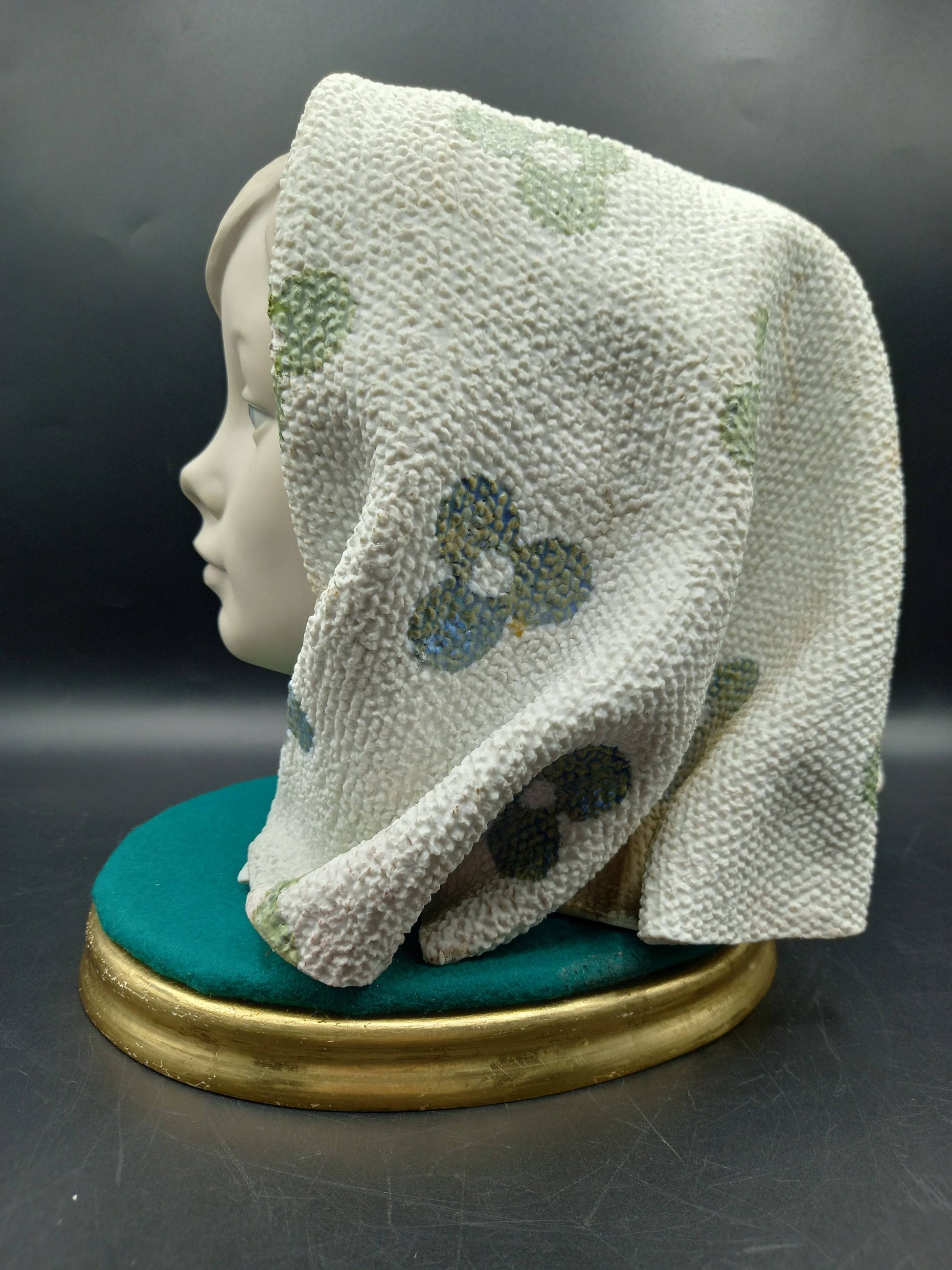 Figura Lladró de porcelana mostrando perfil lateral de chica con manta blanca con flores, sobre base elegante para decoración del hogar.