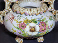 Detalle de centro de mesa de porcelana pintado a mano con flores en tonos vivos. Decoración refinada para el hogar o coleccionistas de antigüedades.