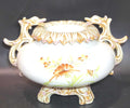 Centro de mesa de porcelana antigua con diseño floral pintado a mano y asas en forma de cisne. Perfecto para decorar espacios vintage o rústicos.