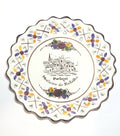 Plato decorativo portugués con ilustración del Mosteiro de Batalha, borde calado y detalles florales pintados a mano, ideal para colgar.