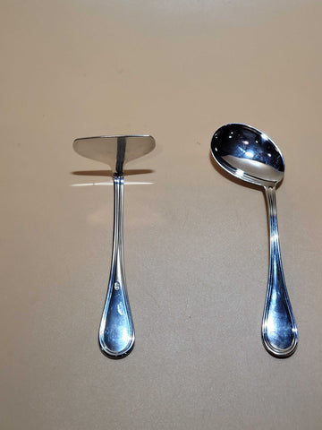 Cucharas para niños en metal plateado decoradas y elegantes, ideales para servir con estilo en decoración de hogar. Diseño clásico y duradero.