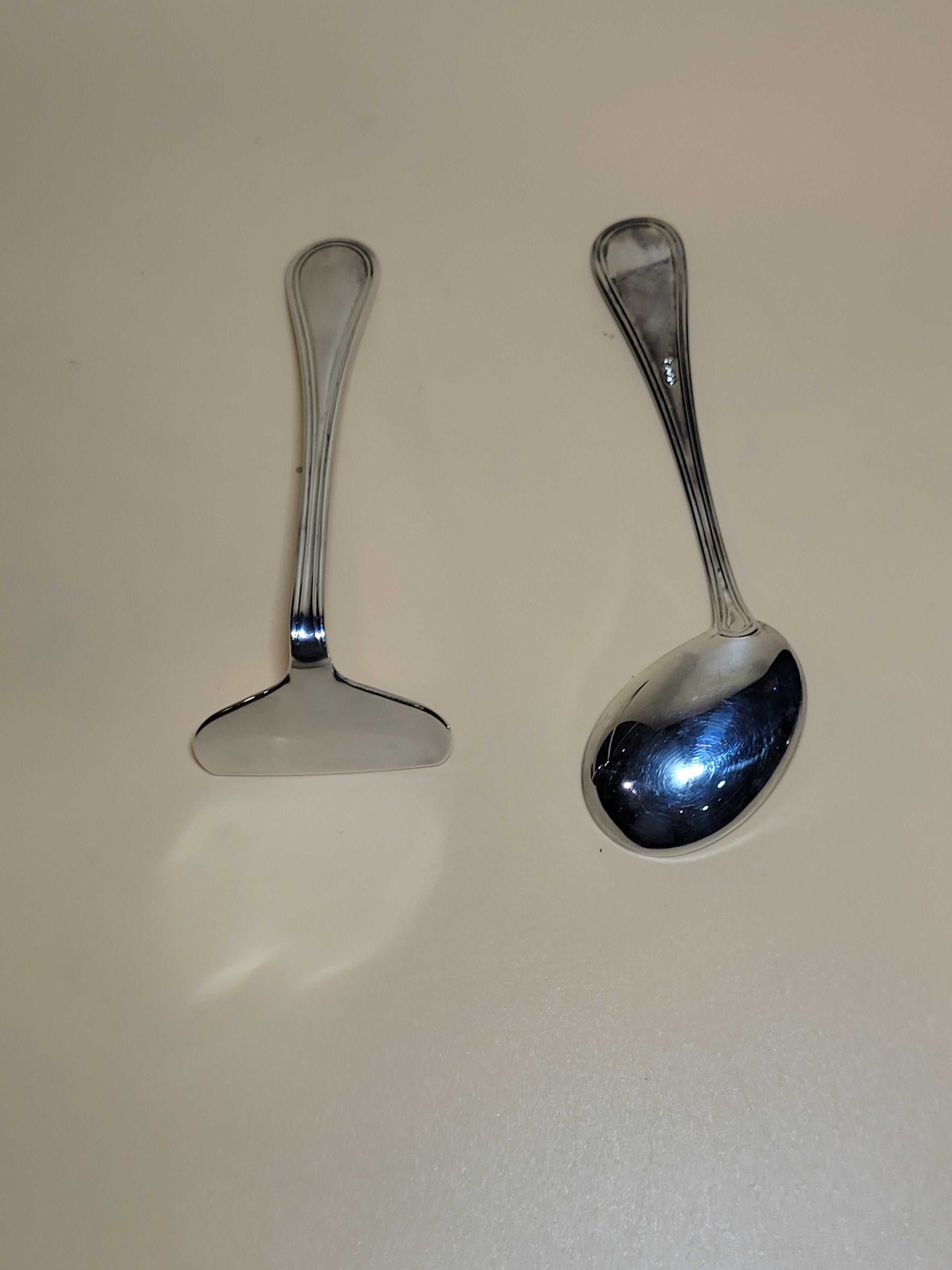 Cucharas para niños en metal plateado decoradas y elegantes, con diseño clásico y tamaño ideal para servir alimentos. Perfectas para decoración infantil.