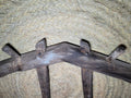 Yugo de costillas en madera de encina con acabado rústico, ideal para amarre de tiros en decoración de caballerizas o espacios rurales.