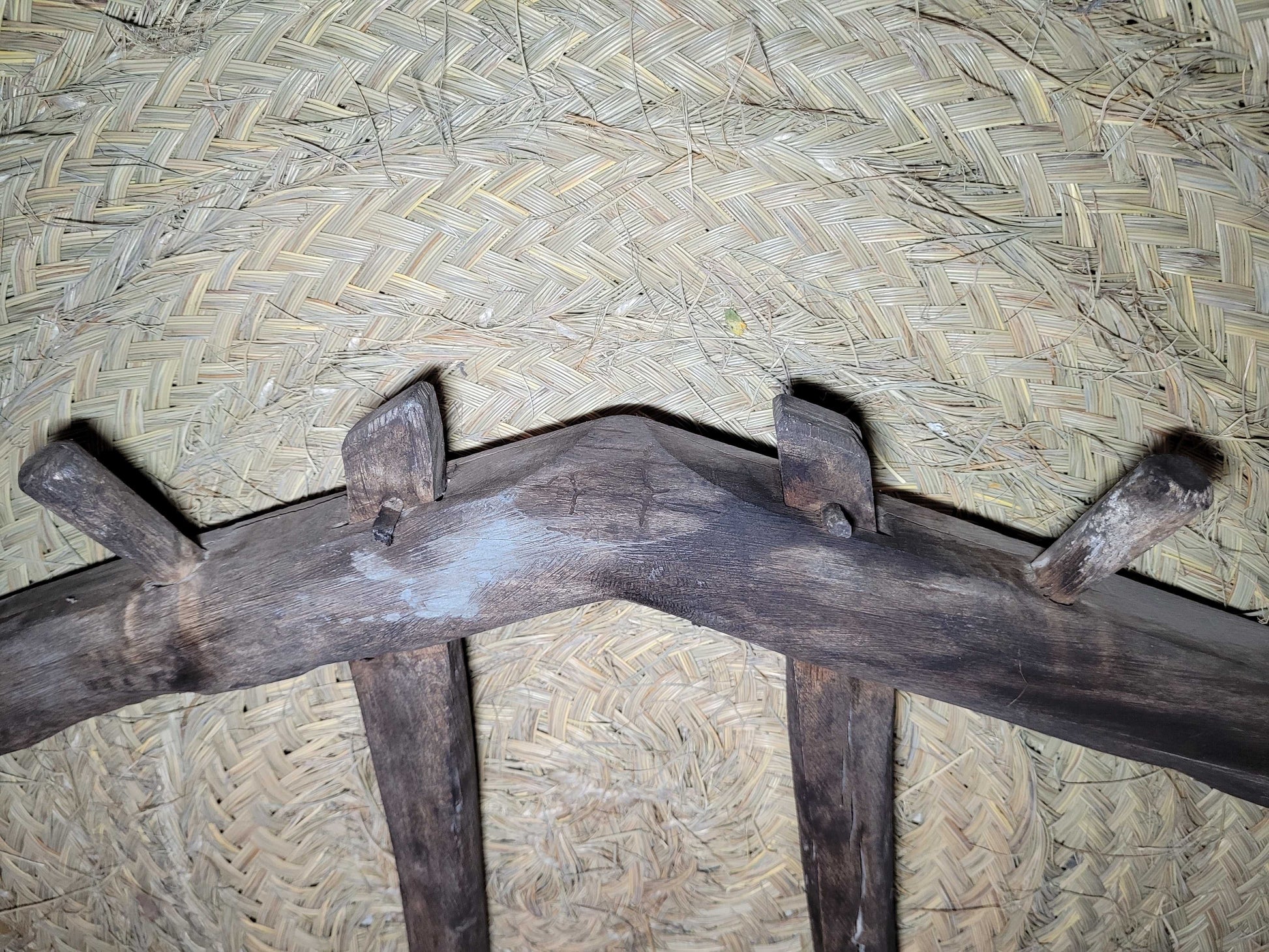 Yugo de costillas en madera de encina con acabado rústico, ideal para amarre de tiros en decoración de caballerizas o espacios rurales.