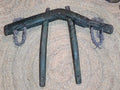 Yugo de costillas en madera de encina con refuerzos de hierro sobre fondo de esparto. Ideal para decoración rústica en hogar o jardín.