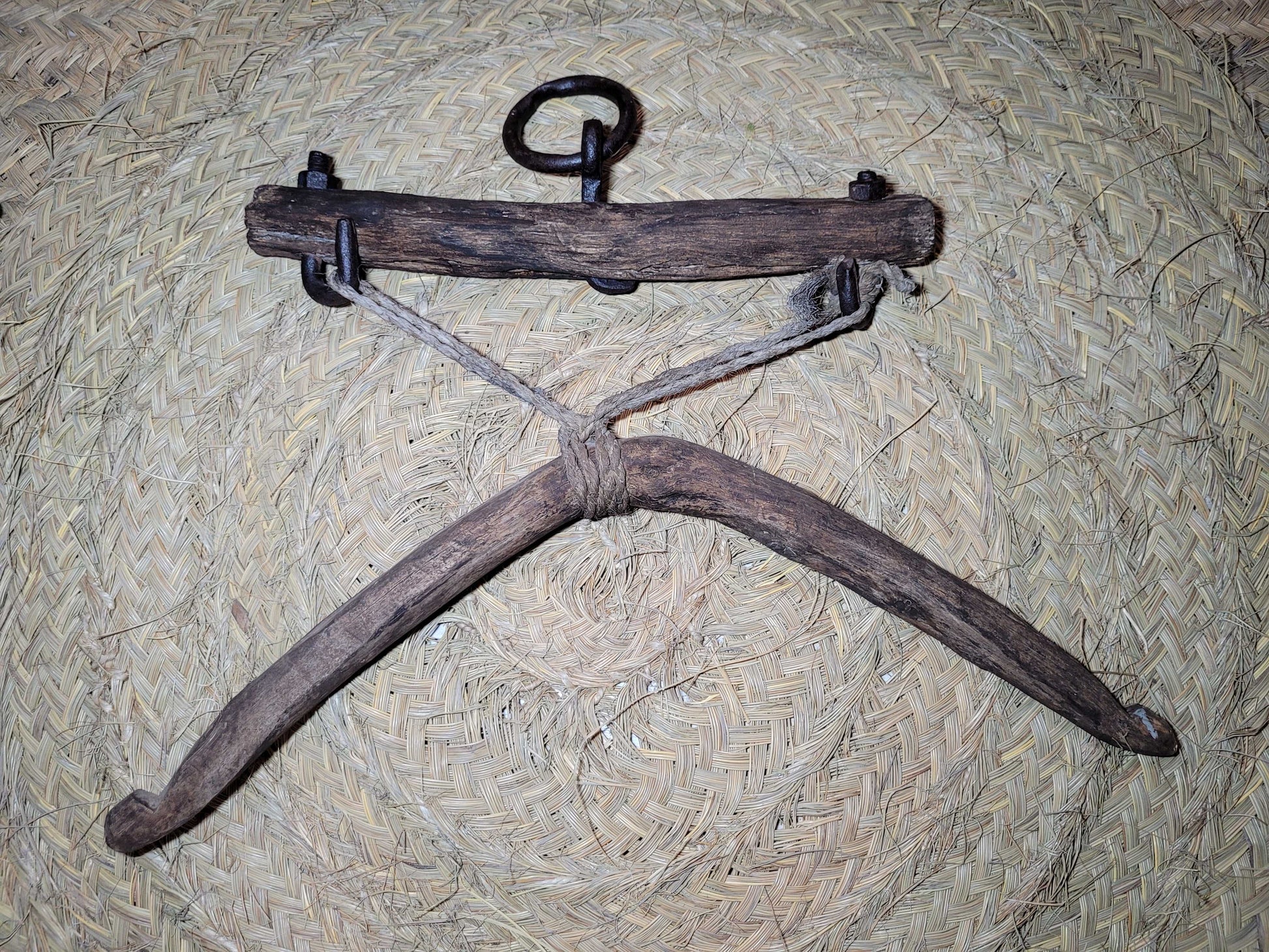 Camal de acebuche y encina - Camal rústico de madera con argollas de hierro, herramienta funcional de 60x40cm para decoración de hogar y jardín.