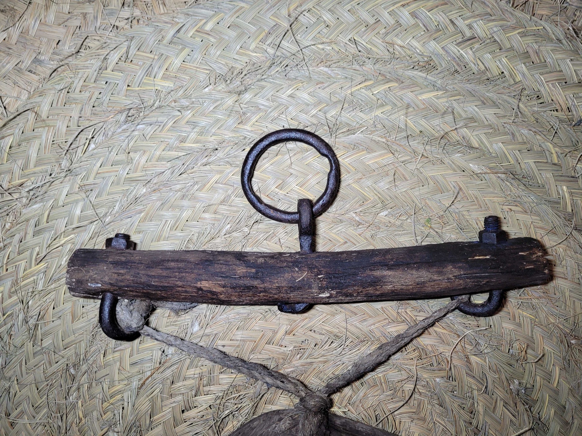 Vista superior del camal antiguo de madera con anilla de hierro, usado en matanzas, perfecto para decoración temática en hogar y jardín.