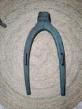 Horcate Aéreo de madera de encina en herradura para caballerías, pieza rústica decorativa ideal para establos o decoración rural en el hogar.