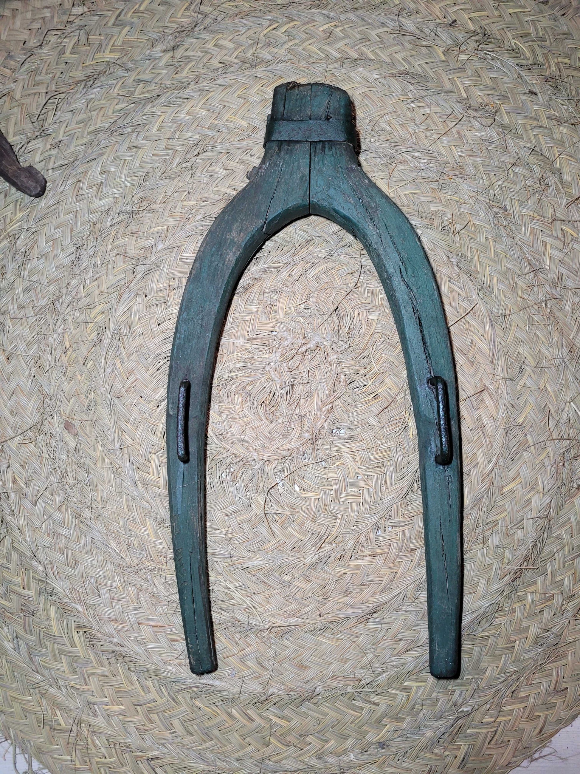 Horcate Aéreo de madera de encina en herradura para caballerías, pieza rústica decorativa ideal para establos o decoración rural en el hogar.