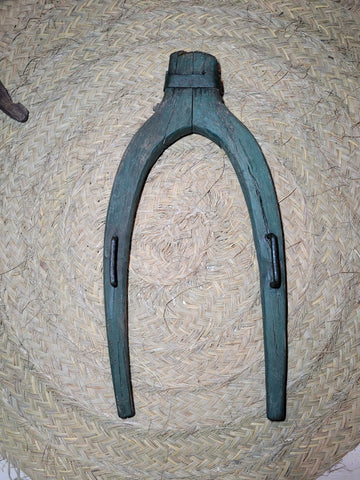 Horcate Aéreo de madera de encina en herradura para caballerías, pieza rústica decorativa ideal para establos o decoración rural en el hogar.