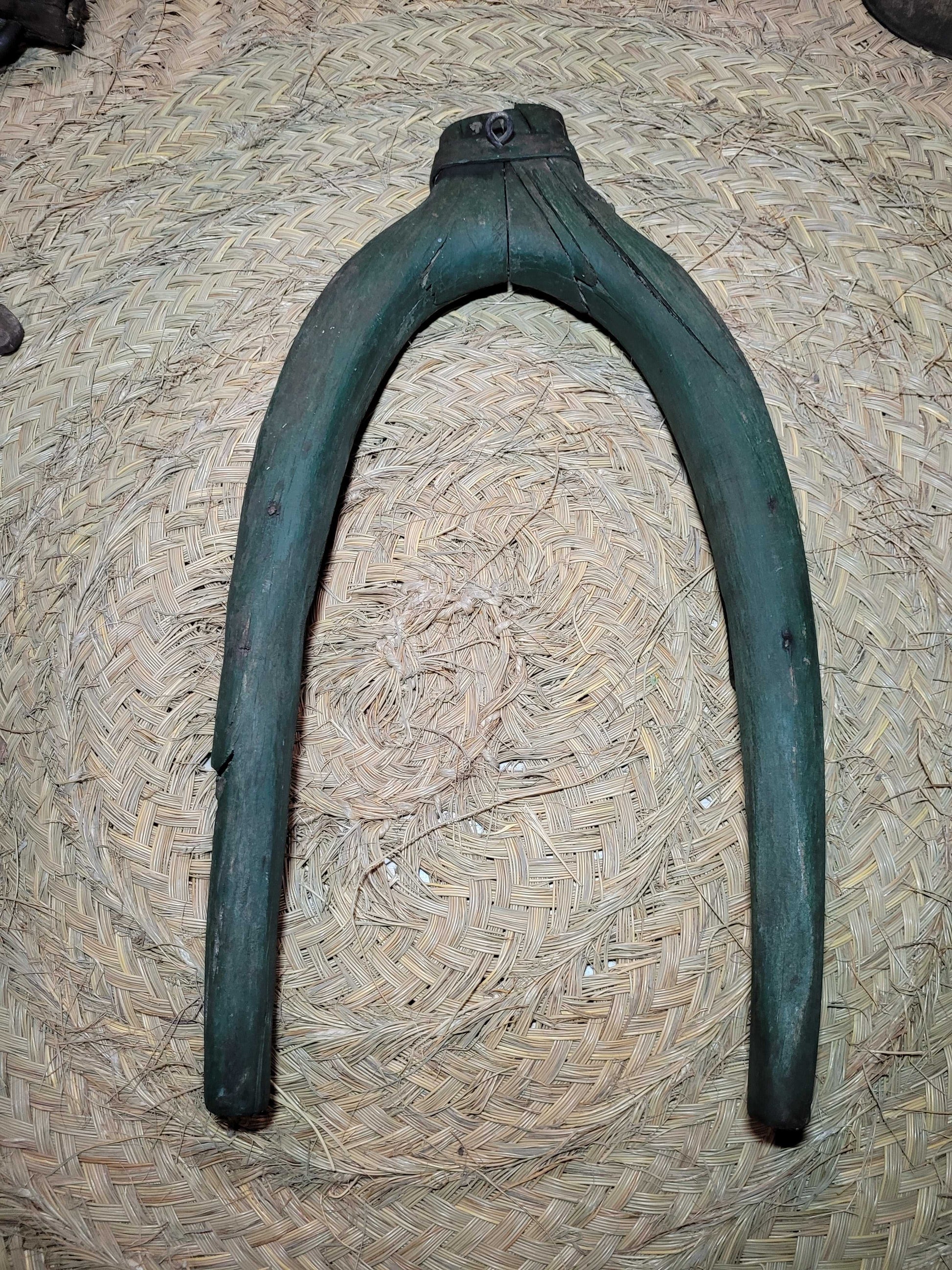 Horcate Aéreo de madera de encina en forma de herradura, ideal para decoración rústica en espacios ecuestres o rurales. Pieza tradicional para caballerías.