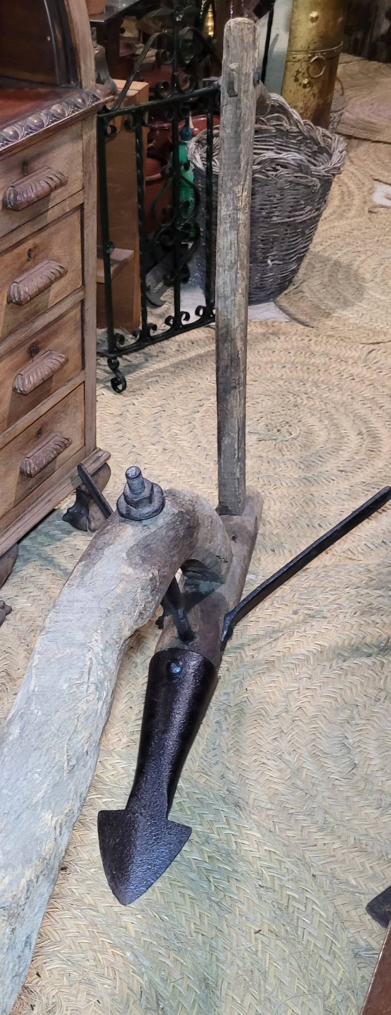 Detalle del Arado Romano antiguo con estructura de madera y reja metálica, perfecto como decoración vintage en espacios exteriores.