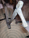 Mango de madera del Arado Romano antiguo, herramienta agrícola convertida en decoración vintage para espacios de estilo rural.