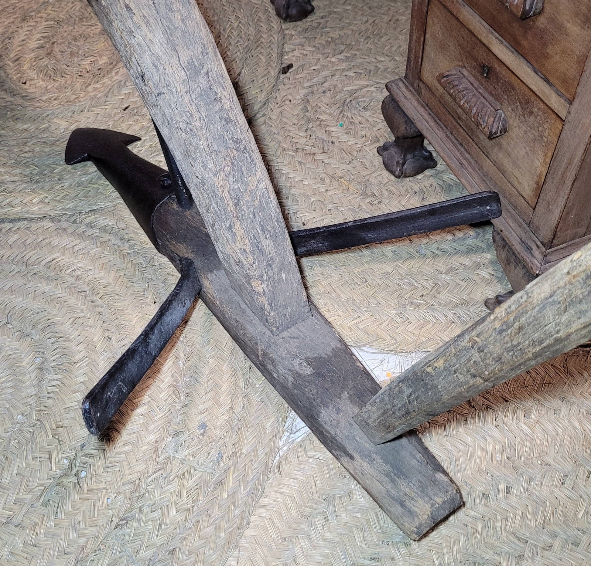 Base del Arado Romano mostrando ensamblaje de madera y hierro, antigüedad agrícola decorativa para jardín o interiores rústicos.