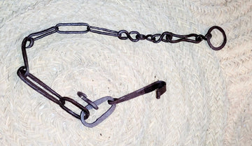Cadena - Llares de Hierro para Colgar Calderos al Fuego de 125 cm sobre fondo de mimbre. Ideal para decoración rústica en cocinas tradicionales.
