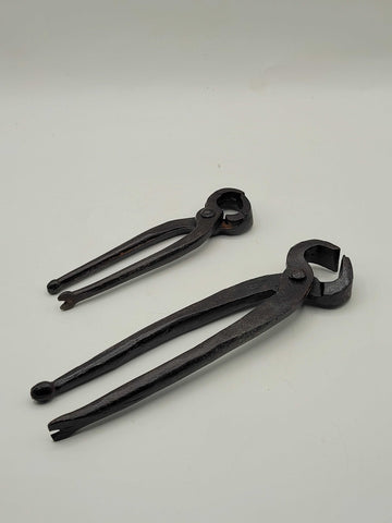 Tenazas de carpintero para quitar clavos de alta calidad, diseño robusto y acabado antiguo. Herramienta decorativa ideal para hogar y jardín.