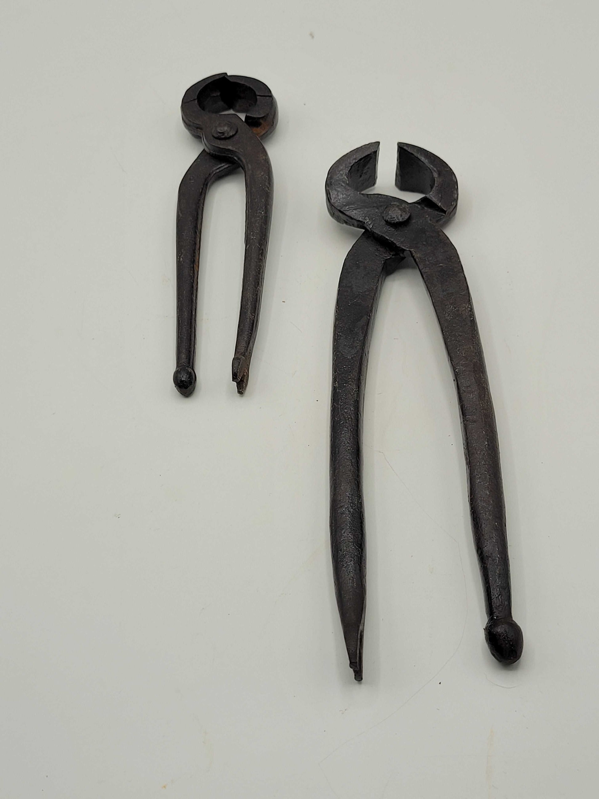 Tenazas de carpintero para quitar clavos de alta calidad, diseño robusto y acabado antiguo. Herramienta ideal para decoración vintage en hogar y jardín.