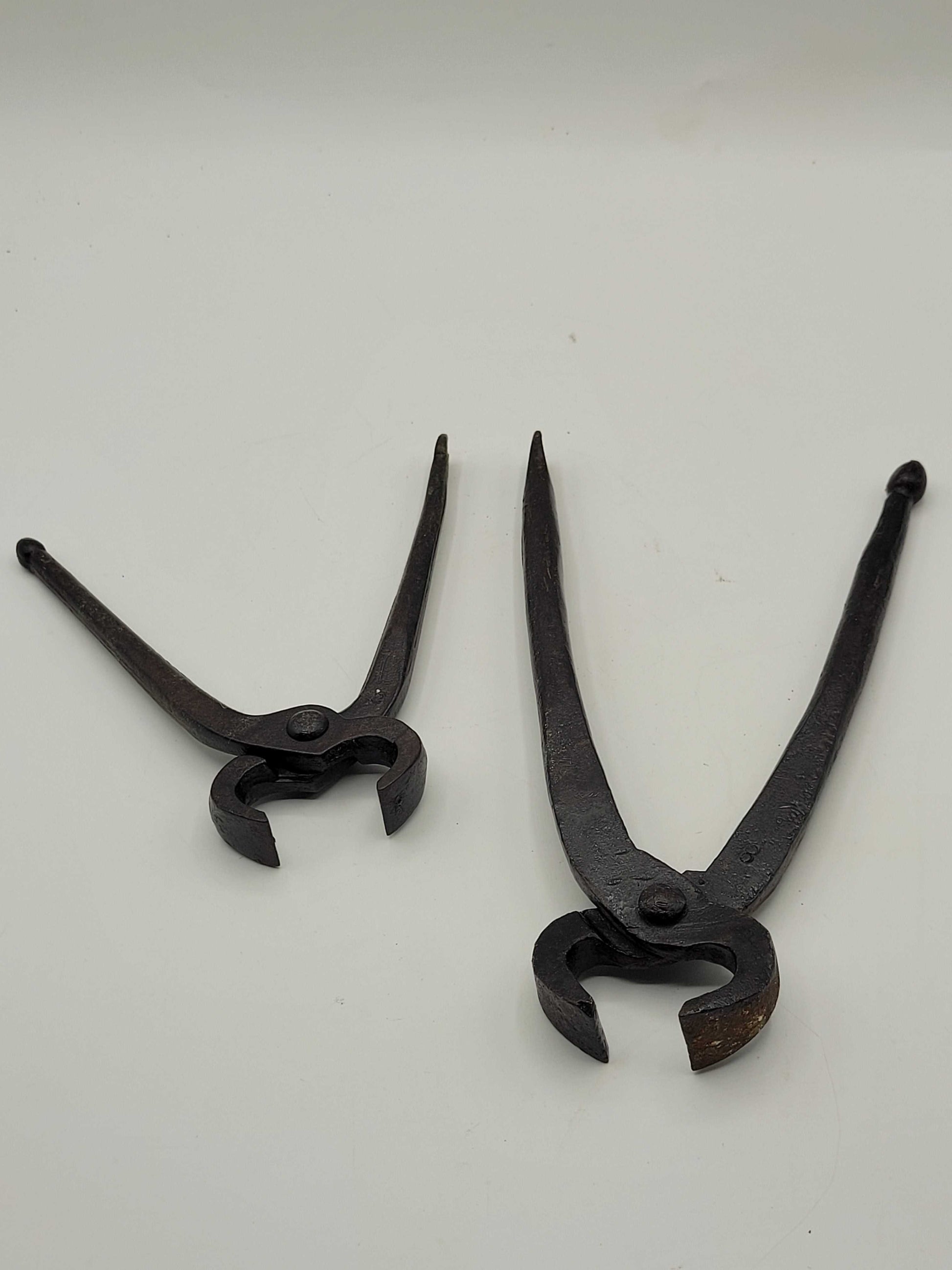 Tenazas de carpintero para quitar clavos de alta calidad, diseño robusto y acabado antiguo, ideales para decoración vintage en hogar y jardín.