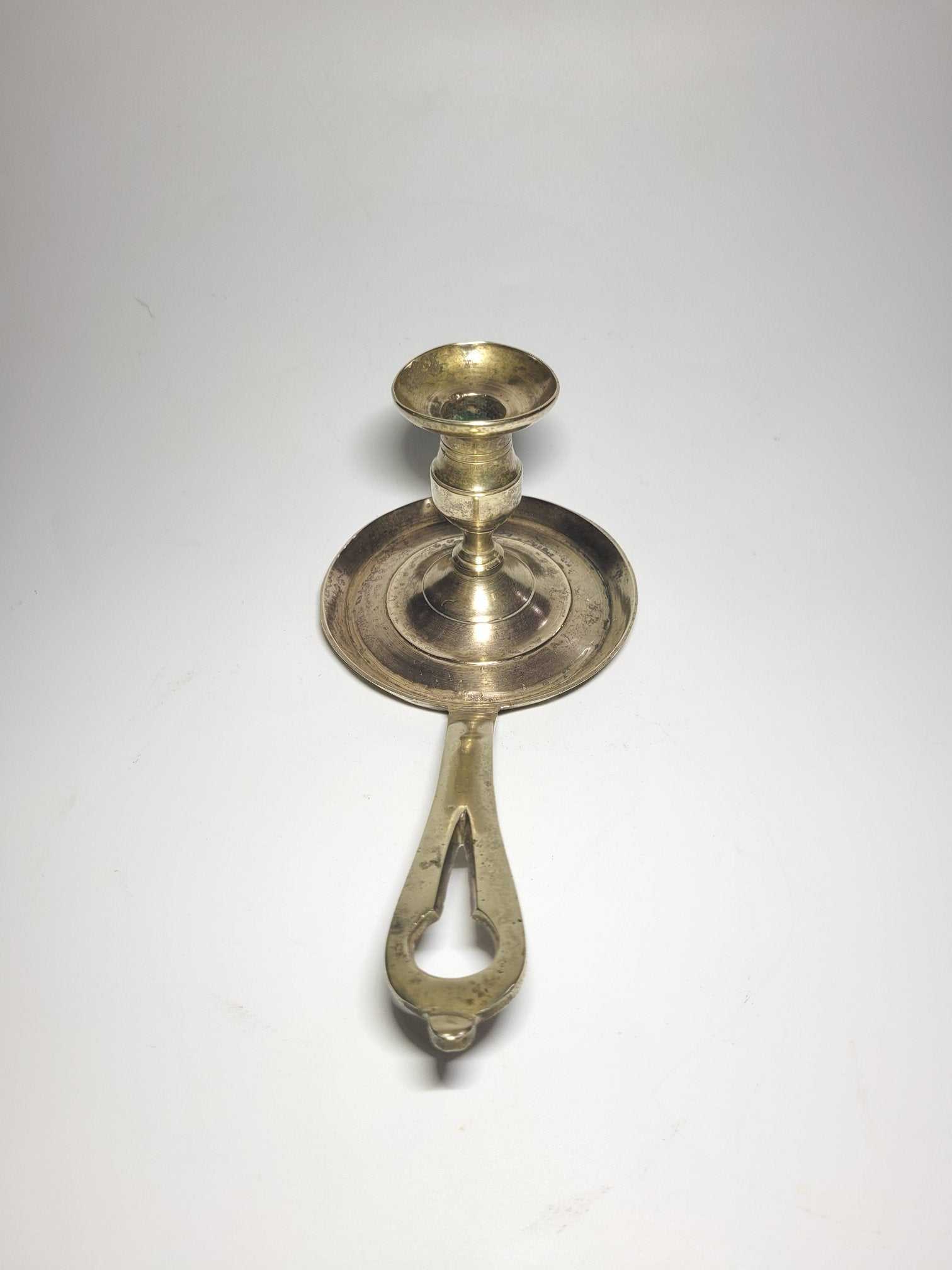 Palmatoria antigua con mango de metal dorado, ideal para decoración vintage en el hogar. Añade un toque de elegancia y estilo clásico.