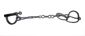 Traba Antigua Siglo XIX - Traba | Pieza Histórica Única de hierro forjado usada para sujetar bestias o prisioneros. Decoración rústica con valor histórico.