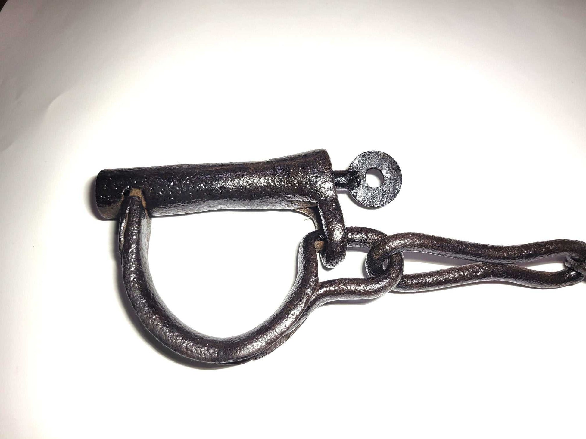 Traba antigua siglo XIX de hierro forjado con cadena, usada para bestias o prisioneros. Pieza histórica única de decoración vintage.