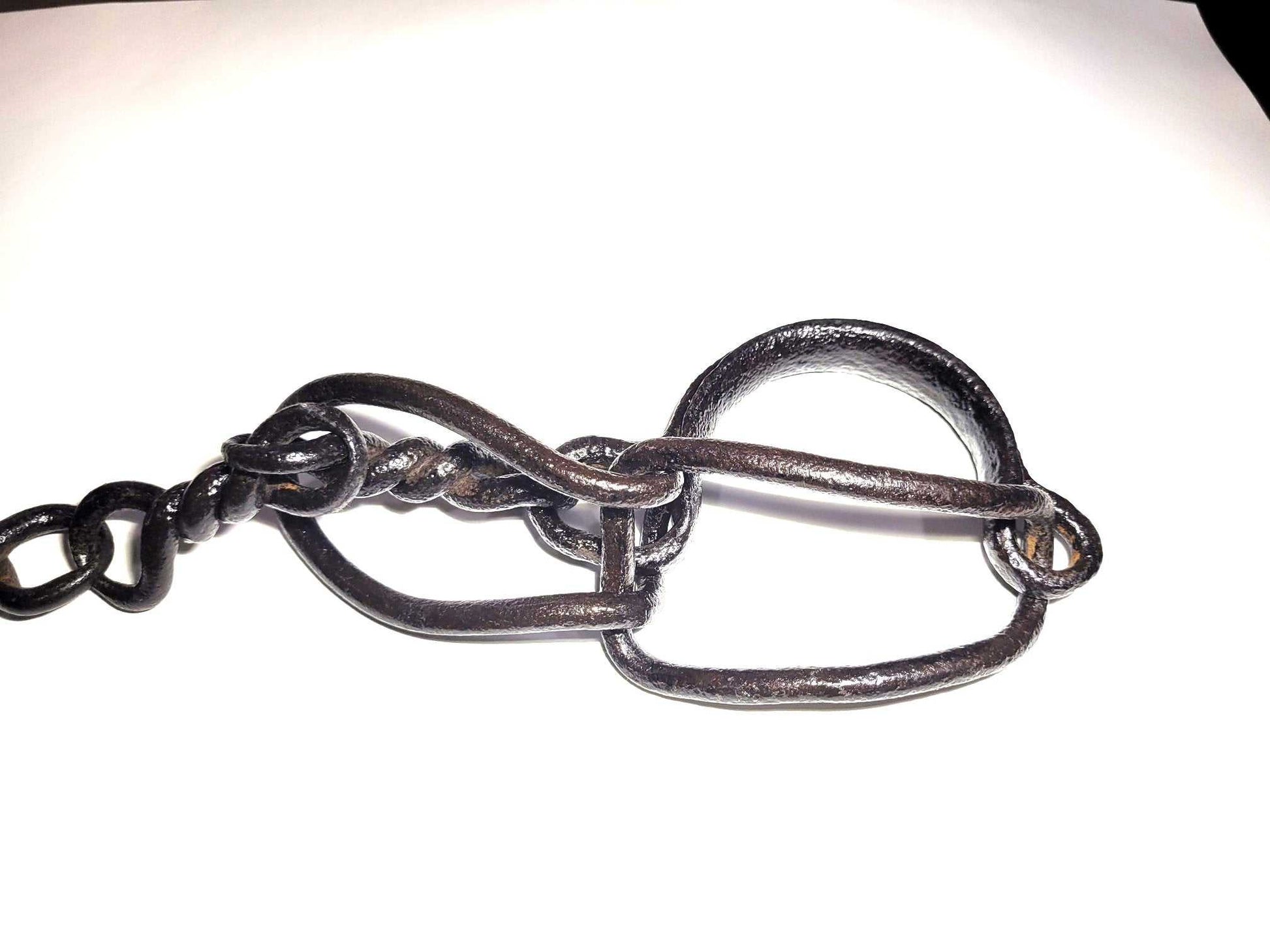 Traba antigua siglo XIX de hierro forjado, usada para sujetar bestias o prisioneros. Pieza histórica única ideal para decoración rústica o coleccionismo.
