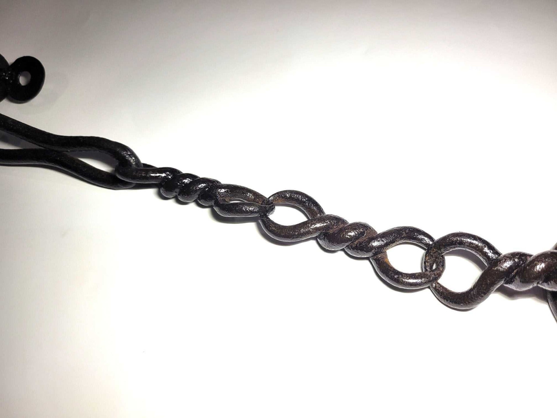 Traba antigua siglo XIX de hierro forjado, usada para bestias o prisioneros. Pieza histórica única para decoración rústica o coleccionismo.