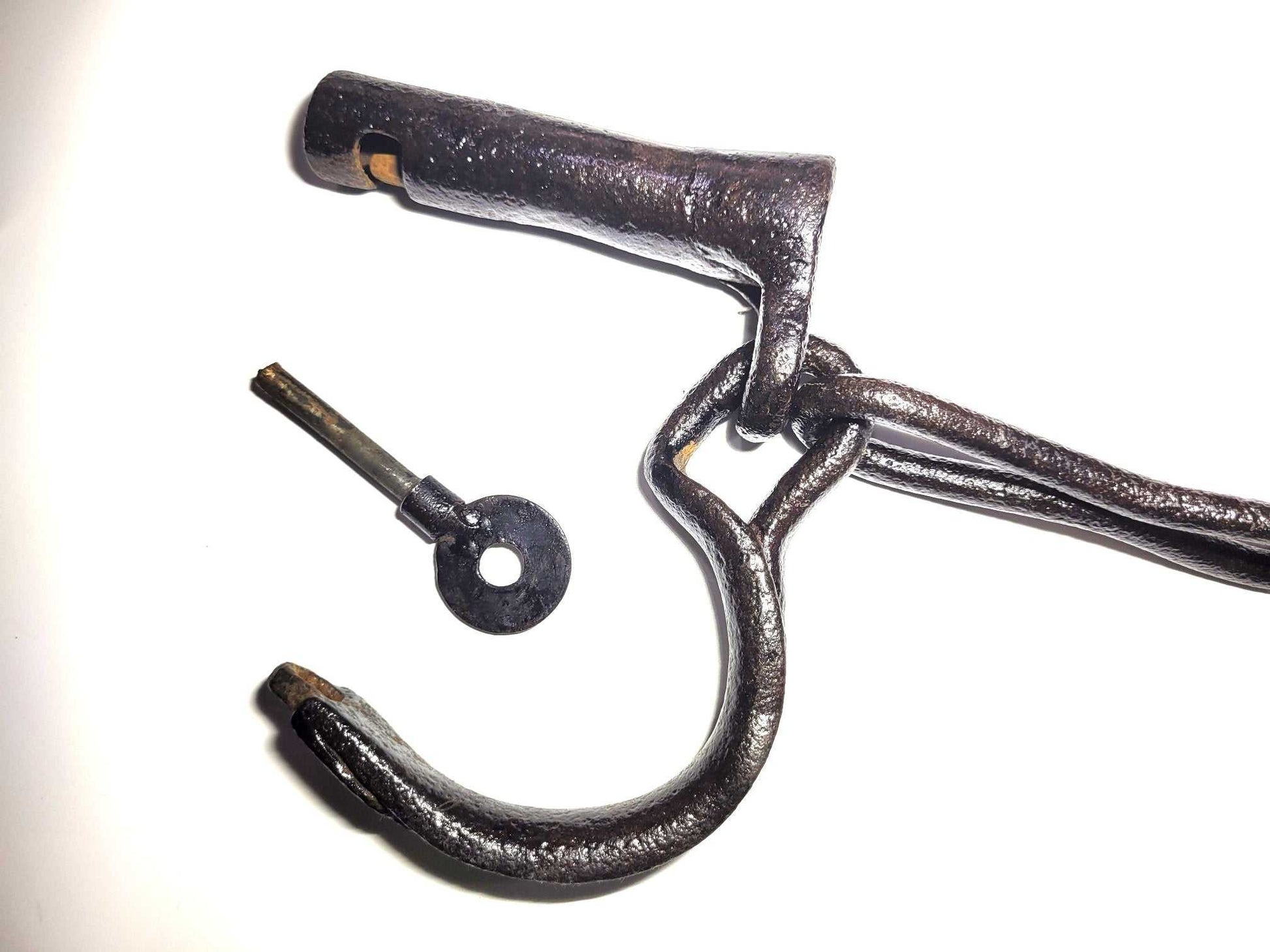Traba Antigua Siglo XIX - Traba | Pieza Histórica Única de hierro forjado con cerradura y llave, usada para retener bestias o prisioneros. Ideal para decoración temática vintage o histórica en el hogar o jardín.