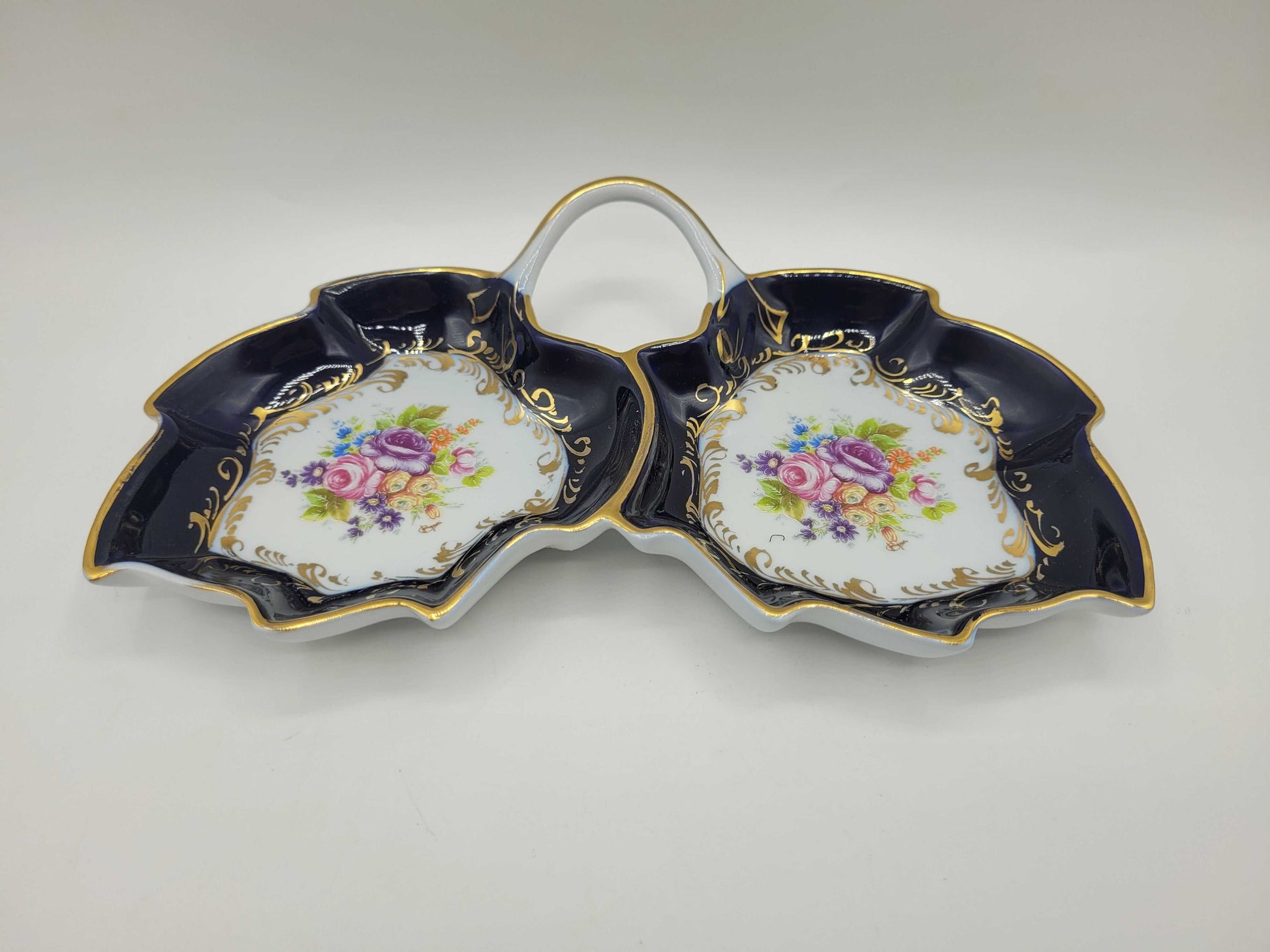 Entremesera Limoges - Obra maestra de porcelana pintada a mano, diseño floral con bordes dorados, 24x15 cm, ideal para decoración elegante.