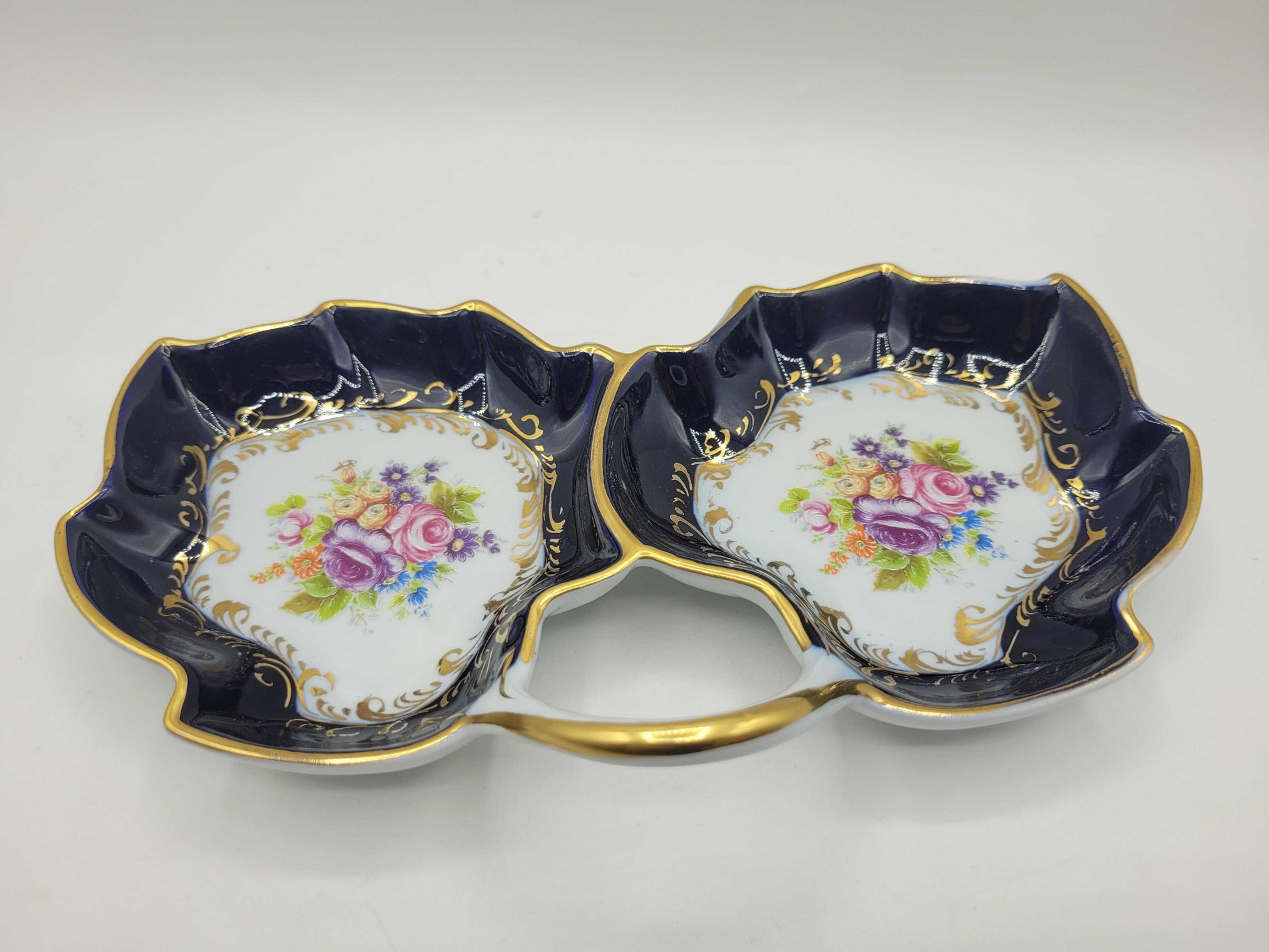 Entremesera Limoges - Obra maestra de porcelana pintada a mano, diseño floral con bordes dorados, 24x15 cm, ideal para decoración elegante.
