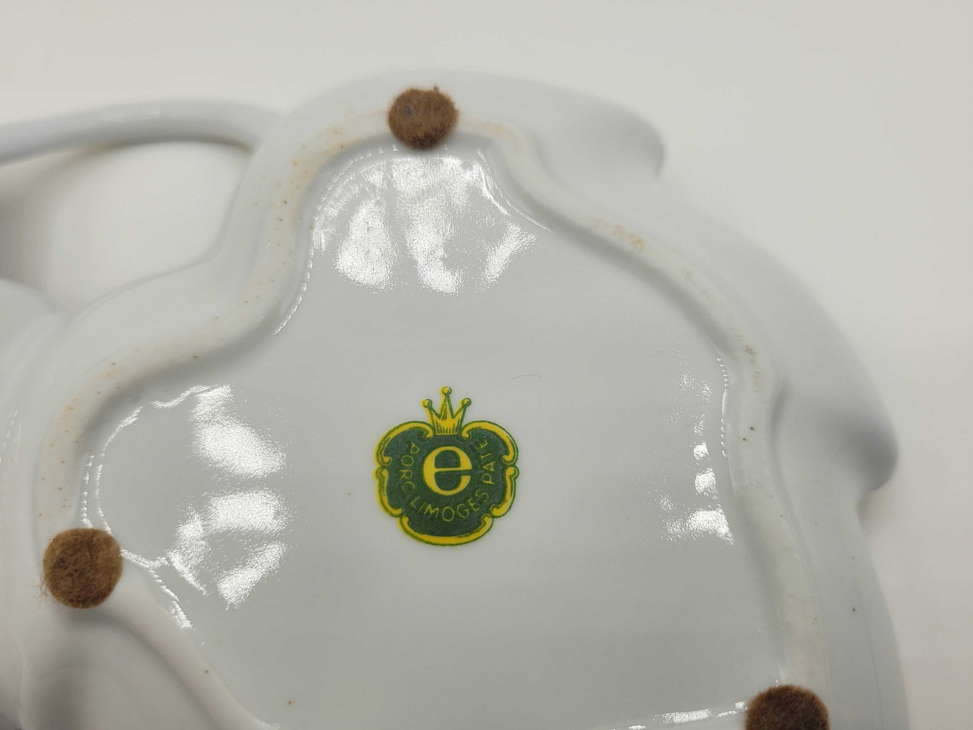 Sello verde con corona de la porcelana Limoges en la base de una entremesera de porcelana hecha a mano, categoría decoración hogar.