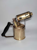 Lámparilla de fontanero antigua de colección en latón con mango negro, estilo vintage. Ideal para decoración rústica o industrial en el hogar.