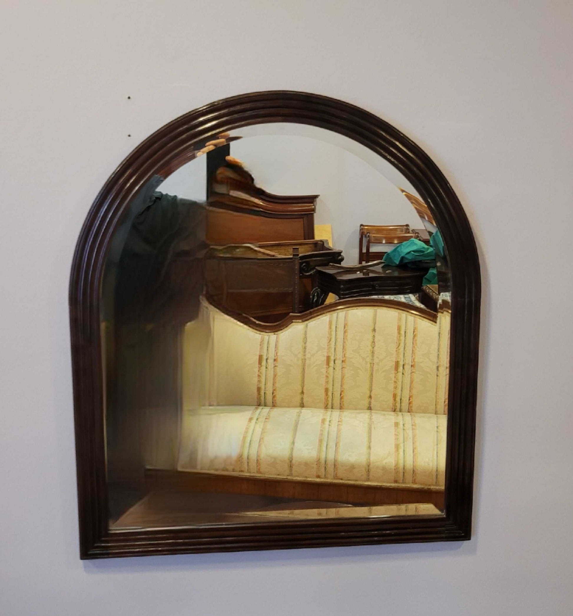 Espejo de pared arqueado con marco de caoba tallada, estilo antiguo, perfecto para espacios elegantes en la categoría Home & Garden > Decor > Mirrors.