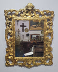 Espejo Isabelino Dorado con penacho tallado del siglo XIX, marco ornamentado en madera dorada ideal para decoración histórica de interiores.