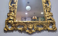 Detalle inferior del Espejo Isabelino Dorado S.XIX, muestra tallado barroco en madera dorada, perfecto para ambientes clásicos y elegantes.