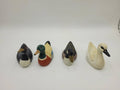Patos de porcelana alineados mostrando sus detalles frontales. Colección de 4 piezas únicas para decoración de hogar y jardín.