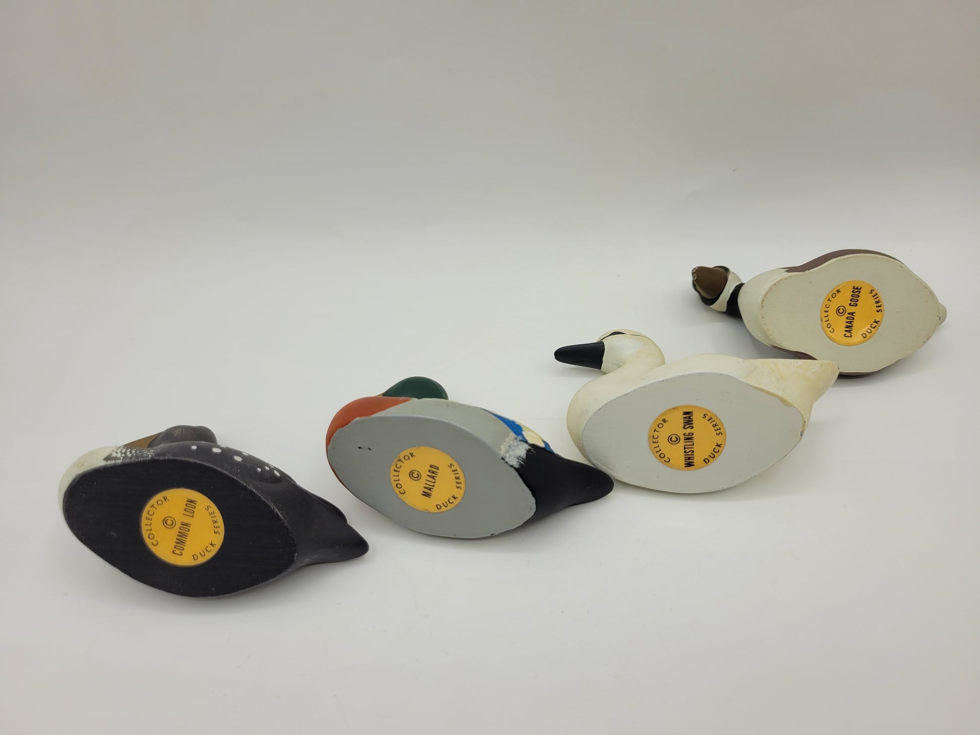 Parte inferior de figuras de patos de porcelana con etiquetas de autenticidad. Colección decorativa de 4 piezas únicas y de calidad.