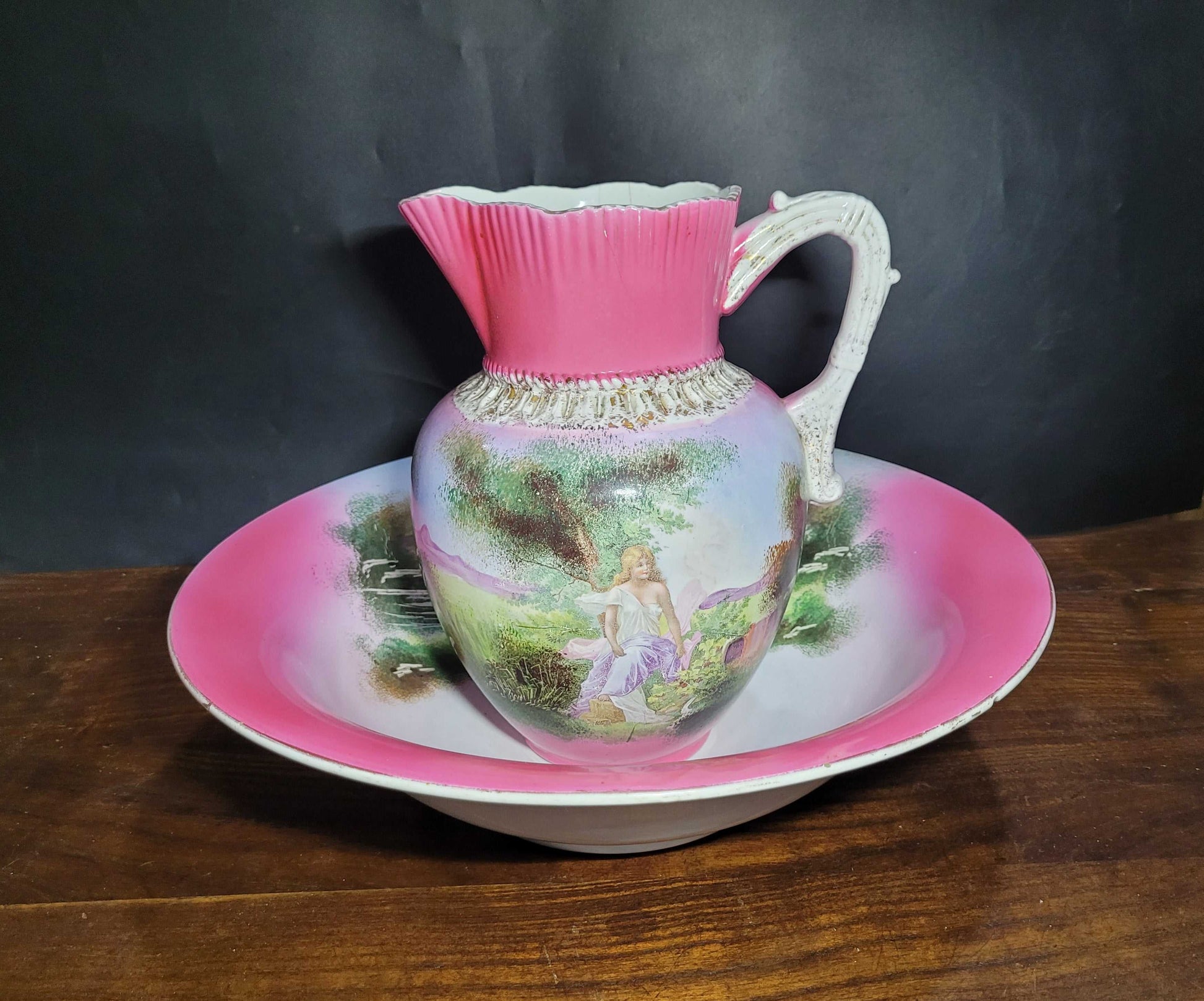 Este impresionante conjunto de aguamanil, jarra y palangana de porcelana de Sevilla del siglo XIX es una auténtica joya para los amantes de las antigüedades y el arte.. 